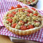 Tartelettes tomates et crumble de pesto