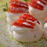 Baby pavlovas aux fraises, basilic et citron vert