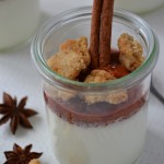 Panna cotta aux quetsches, crumble cannelle