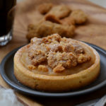 Tarte à la compote de pommes, crumble noisettes-cannelle